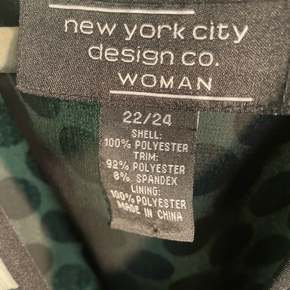 New York City Design Co. EUC size 22/24W white with black dots. V-neck & has tie - Picture 9 of 11